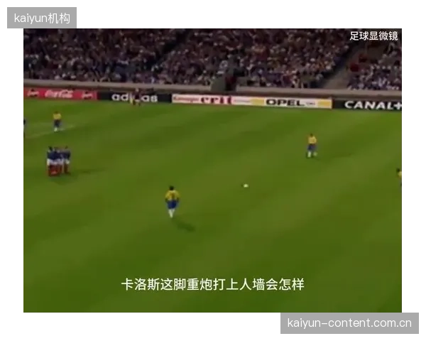 埃及队利用身高优势构建人墙,封堵对手低平任意球线路的物理屏障效果显著。 埃及队利用身高优势构建人墙,封堵对手低平任意球线路的物理屏障效果显著。